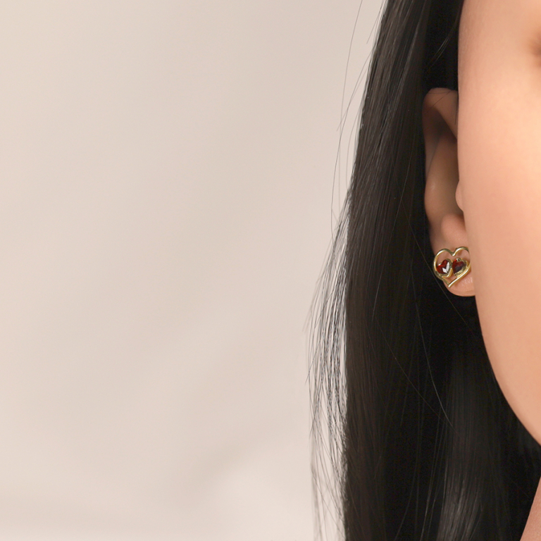 Boucles d\'oreille tige en argent dor� forme coeur ajour� et deux oxydes rouges - Vue 20