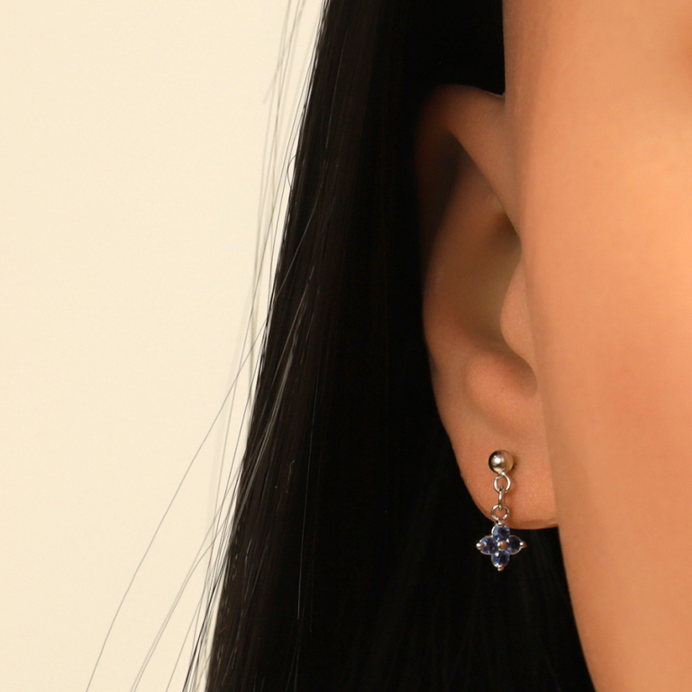 Boucles d\'oreille pendantes tige en argent rhodi� motif fleur d\'oxydes bleus - Vue 20