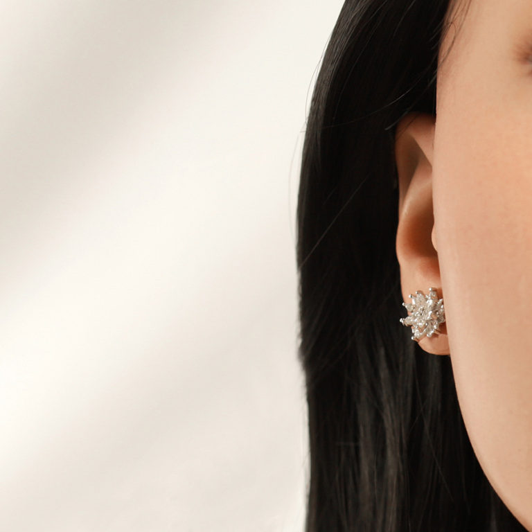 Boucles d\'oreille tige en argent rhodi� fleur d\'oxydes blancs sertis - Vue 20