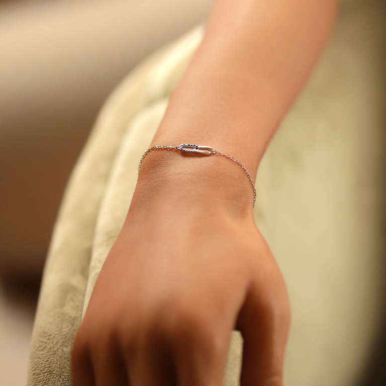 Bracelet en argent rhodi� deux  rectangles entrelac�s un lisse u, avec oxydes bleus sertis - 16+2cm - Vue 20