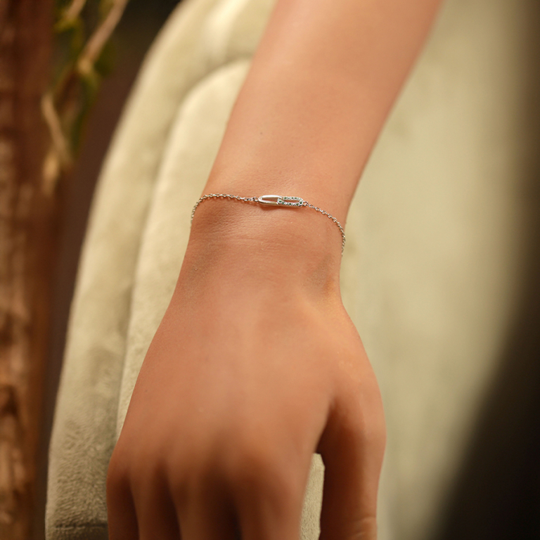 Bracelet en argent rhodi� deux  rectangles entrelac�s un lisse u, avec oxydes verts sertis - 16+2cm - Vue 20