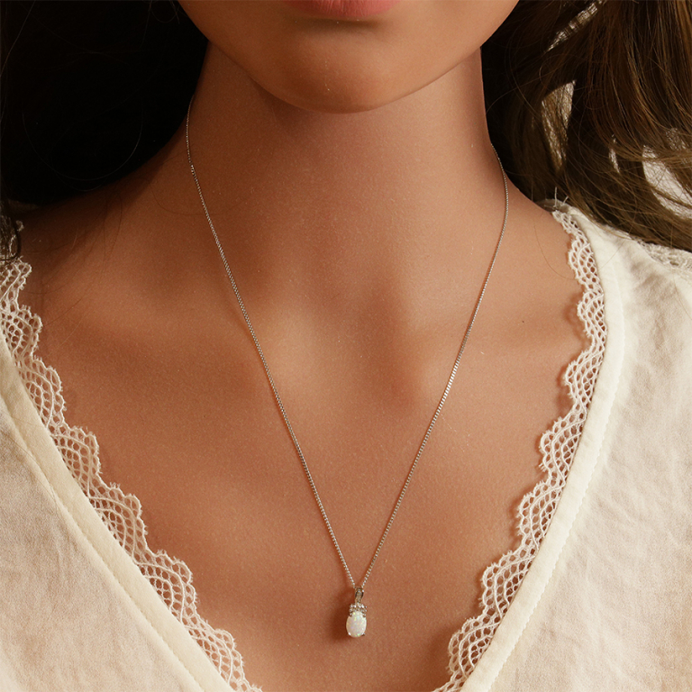Collier en argent rhodi chane avec pendentif Opale blanche de synthse ovale 4 griffes et oxydes blancs sertis 42+3cm - Vue 20