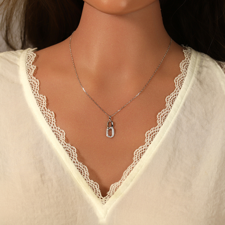 Collier en argent rhodié pendant 2 éléments entremélés 1 lisse et 1 avec contour d\'oxydes blancs - Vue 20