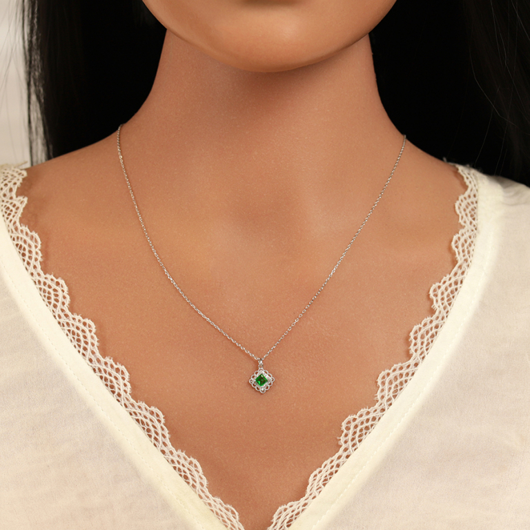 Collier en argent avec pendentif carr� oxyde vert et halo d\' oxydes blancs sertis - 39+4cm - Vue 20