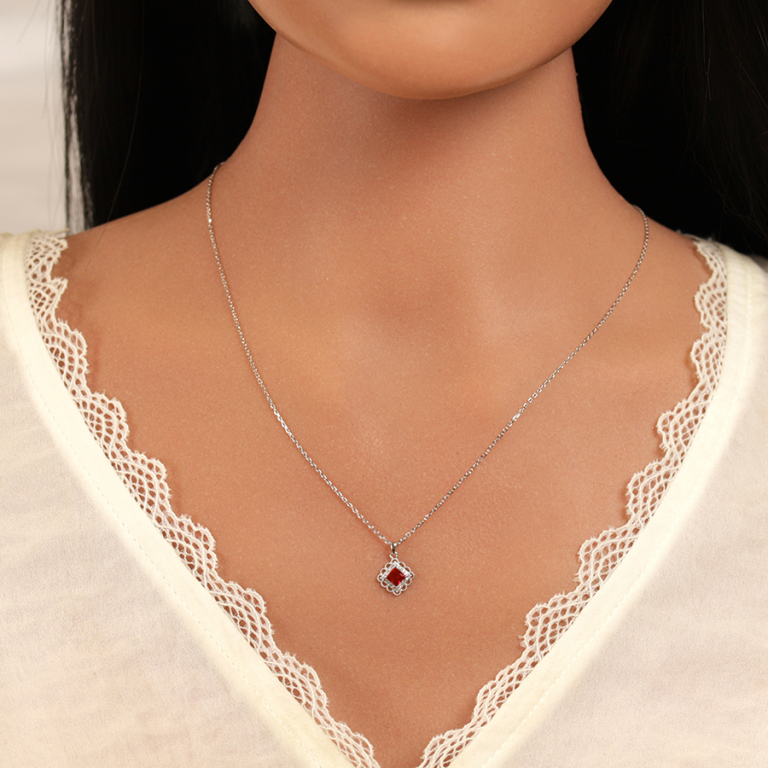 Collier en argent avec pendentif carr� oxyde rouge et halo d\'oxydes blancs sertis - 39+4cm - Vue 20