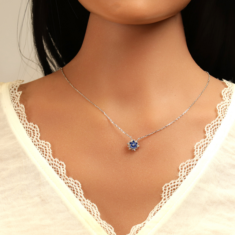 Collier en argent rhodi� avec fleur d\'oxydes blancs et bleus sertis - 40+5cm - Vue 20