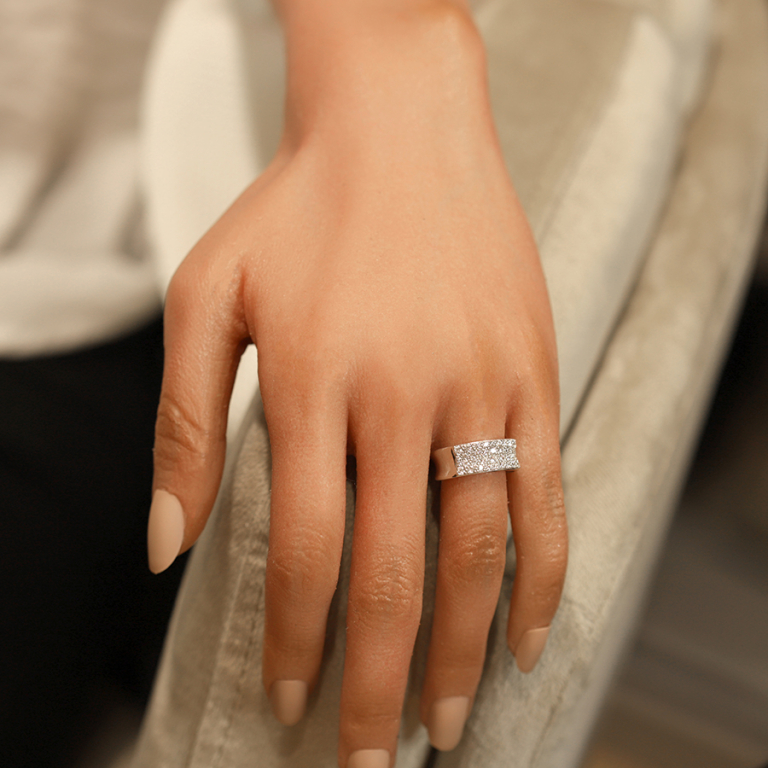 Bague ruban incurvé en argent platiné pavée d\'oxydes blancs sertis - Vue 20