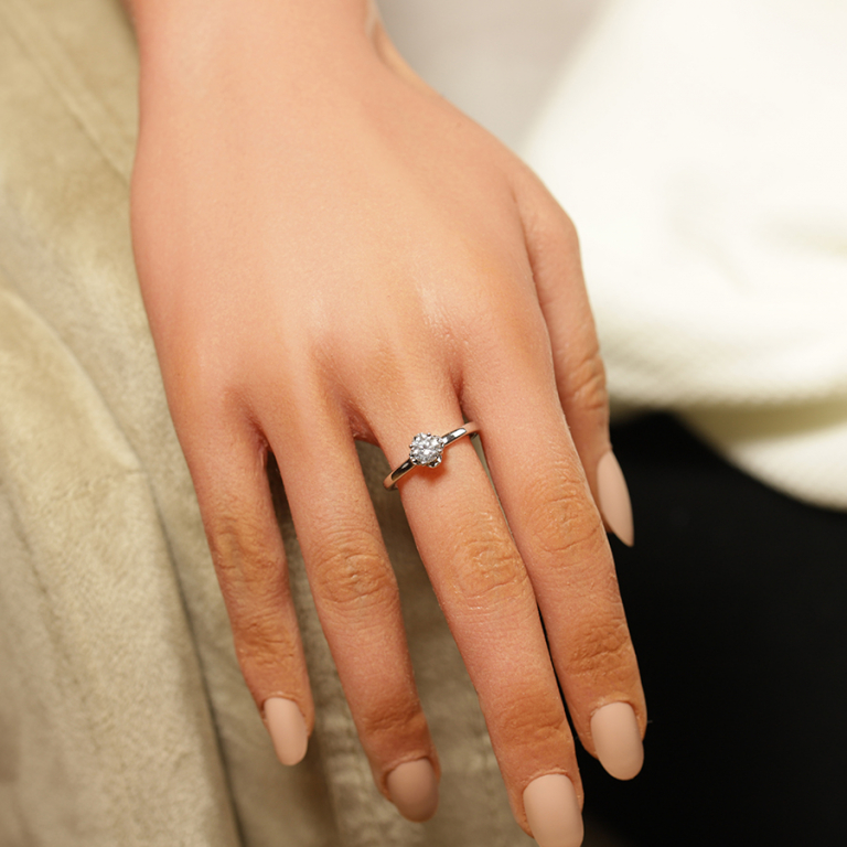 Bague en argent rhodi avec un solitaire oxyde blanc serti - Vue 20