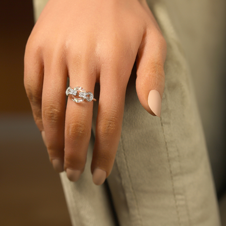 Bague en argent rhodié avec cercle verre faceté blanc et volute d\'oxydes blancs sertis - Vue 20
