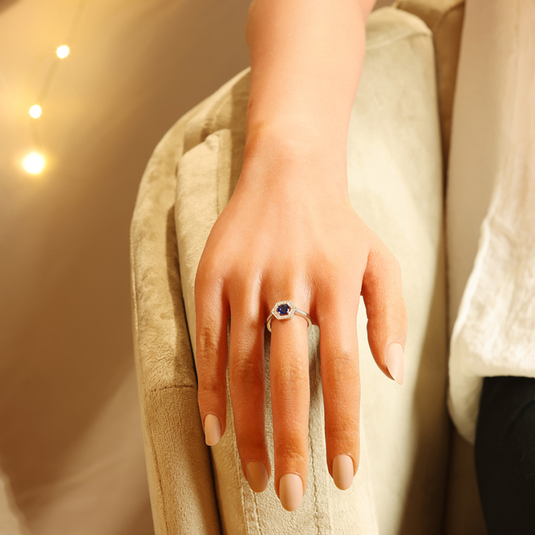 Bague en argent rhodi avec oxyde bleu et contour oxydes blancs - Vue 20