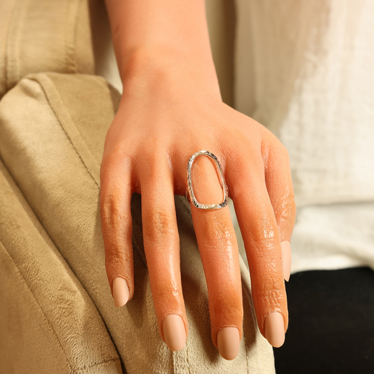 Bague en argent rhodié forme ovale évidée et martelée - Vue 20