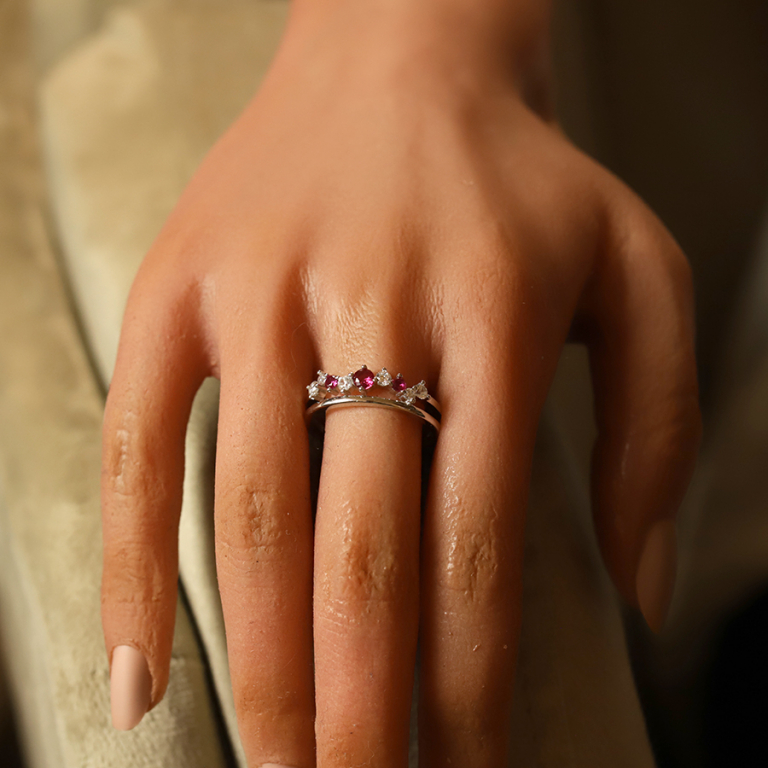 Bague en argent rhodié 2 rangs orné d\'oxydes sertis fushia et blancs - Vue 20