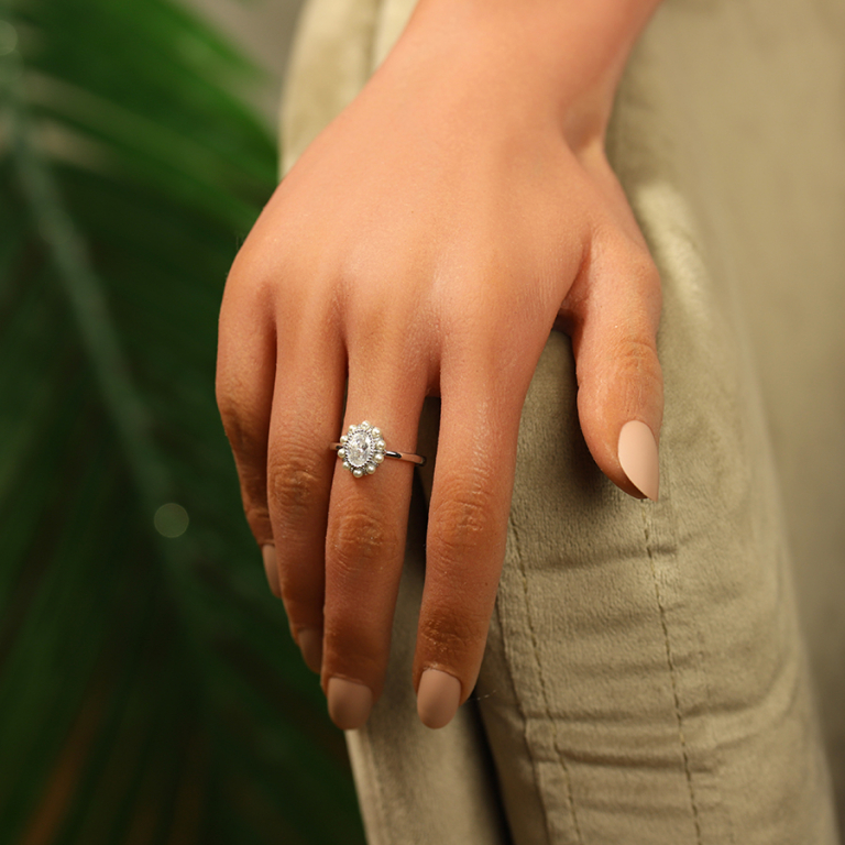 Bague en argent rhodi avec oxyde central blanc et contour de perles blanches  imitation - Vue 20