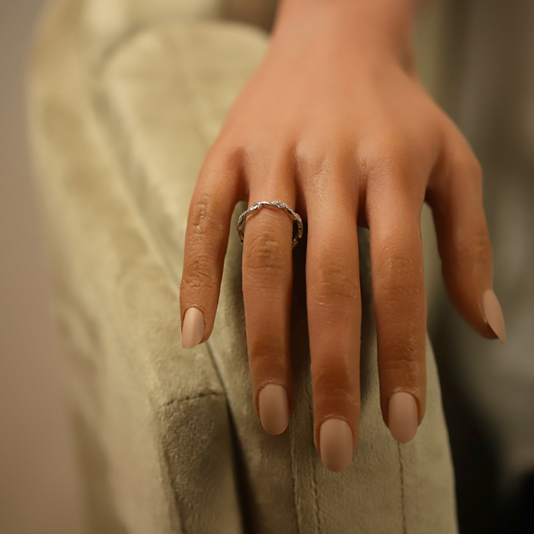 Bague en argent rhodié croisée avec oxydes blancs sertis - Vue 20