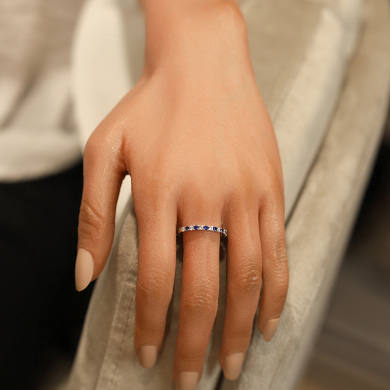 Bague en argent rhodié demi alliance parée d\' oxydes bleus et blancs sertis - Vue 20