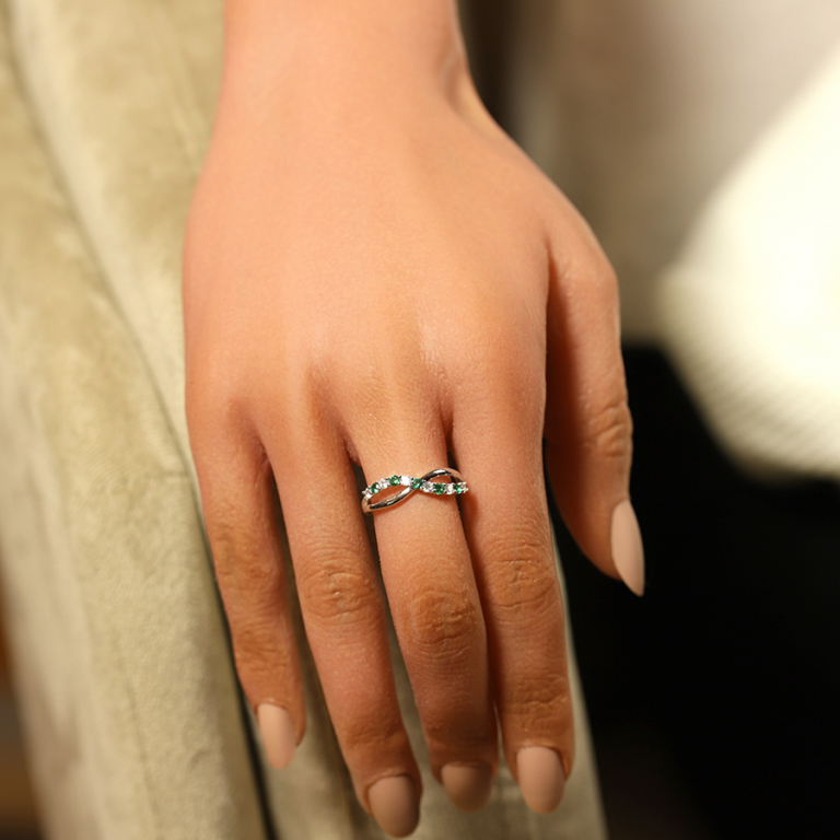 Bague en argent rhodié croisée avec oxydes verts et blancs sertis - Vue 20