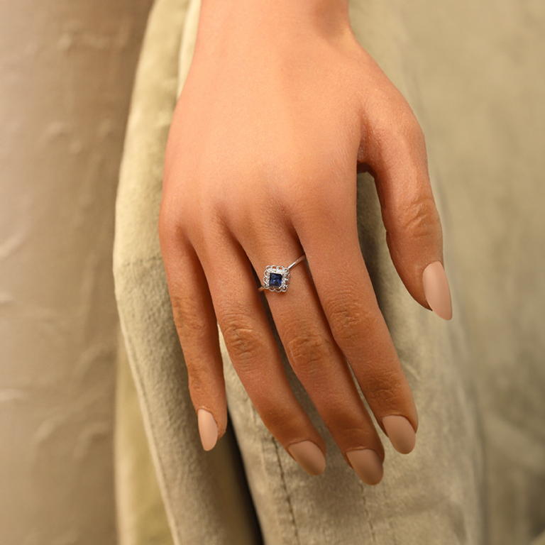 Bague en argent rhodi� avec oxyde bleu carr� serti et halo d\' oxydes blancs - Vue 20