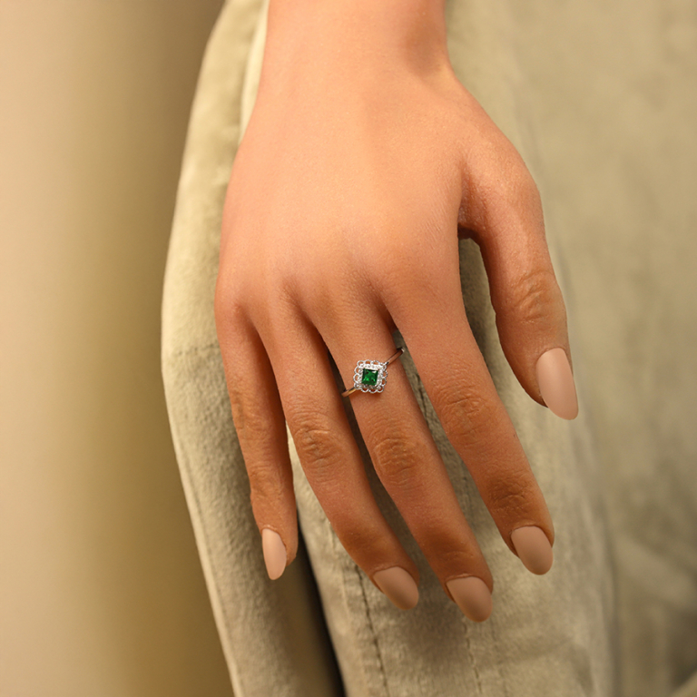 Bague en argent rhodi� avec oxyde vert carr� serti et halo d\' oxydes blancs - Vue 20