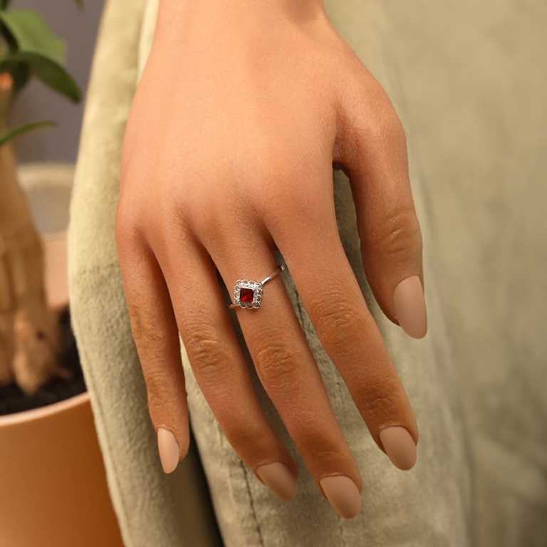 Bague en argent rhodi� avec oxyde rouge carr� serti et halo d\' oxydes blancs - Vue 20