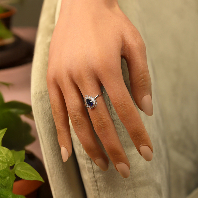 Bague en argent rhodi� forme goutte d\'oxyde bleu serti et halo d\' oxydes blancs - Vue 20