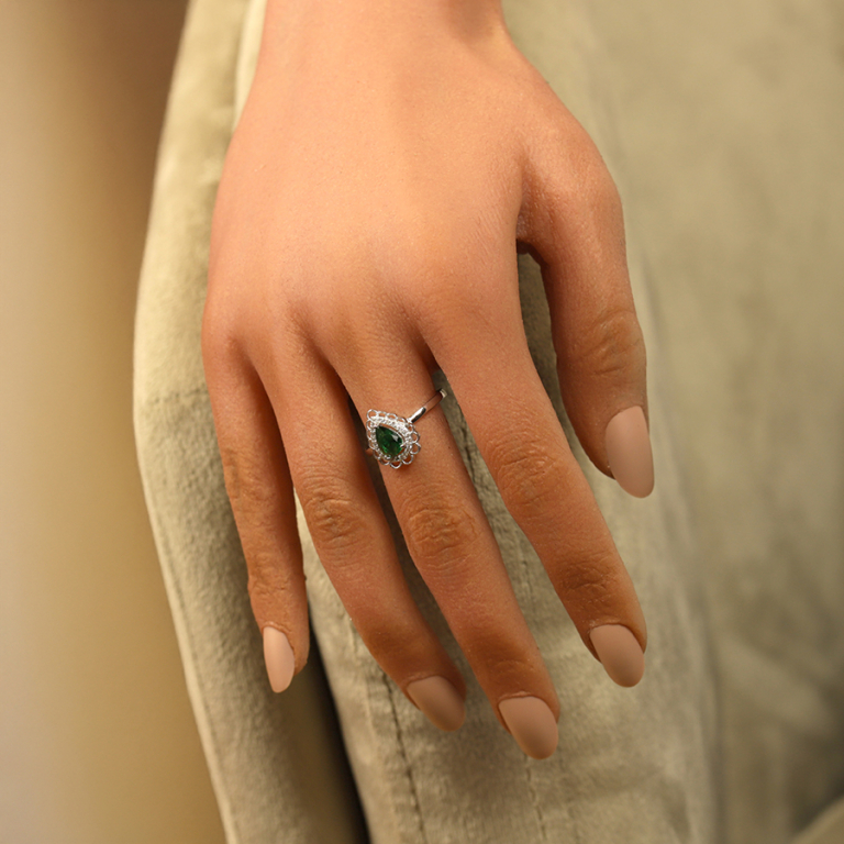 Bague argent rhodi� forme goutte d\'oxyde vert serti et halo d\' oxydes blancs - Vue 20