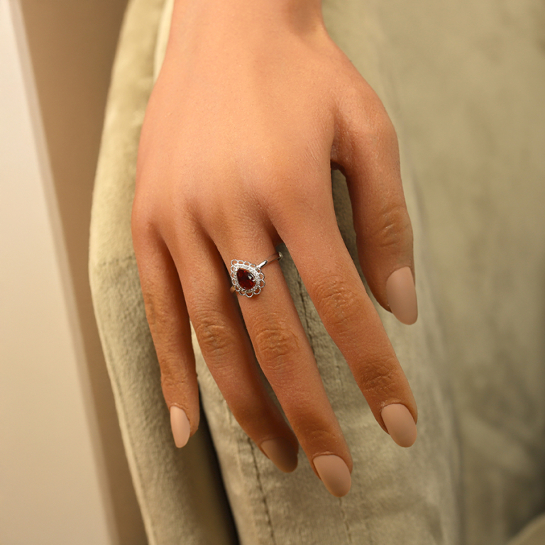 Bague en argent rhodi� forme goutte d\'oxyde rouge serti et halo d\' oxydes blancs - Vue 20