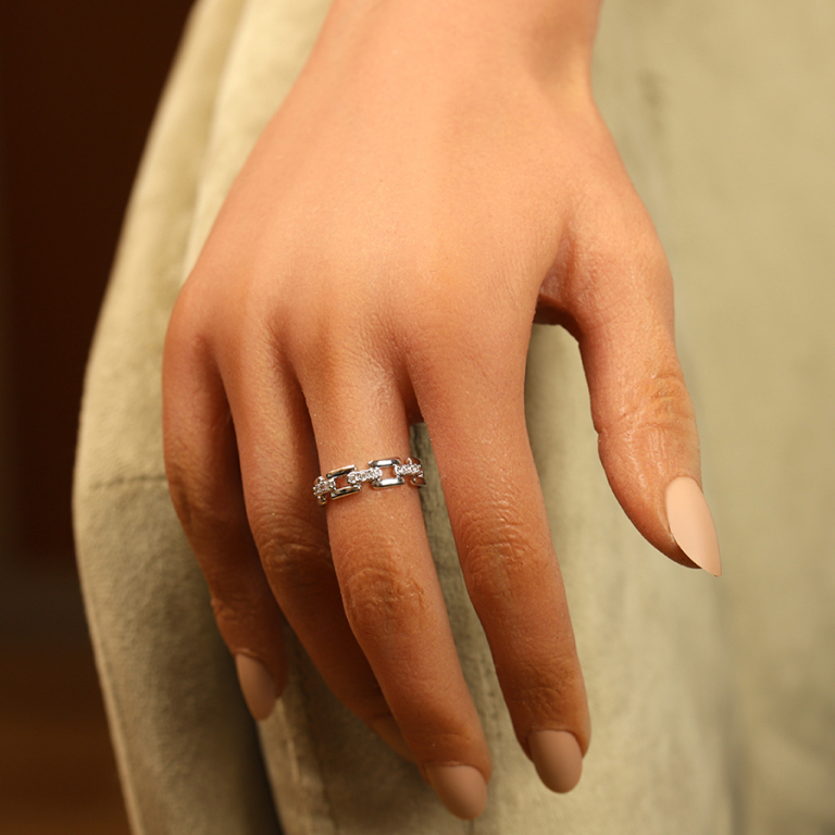 Bague en argent rhodi� � maillons modernes sertis d\'oxydes blancs - Vue 20