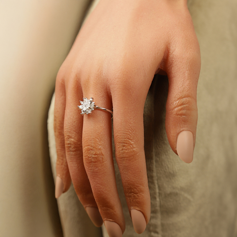 Bague en argent rhodi� motif fleur avec oxydes blancs sertis - Vue 20