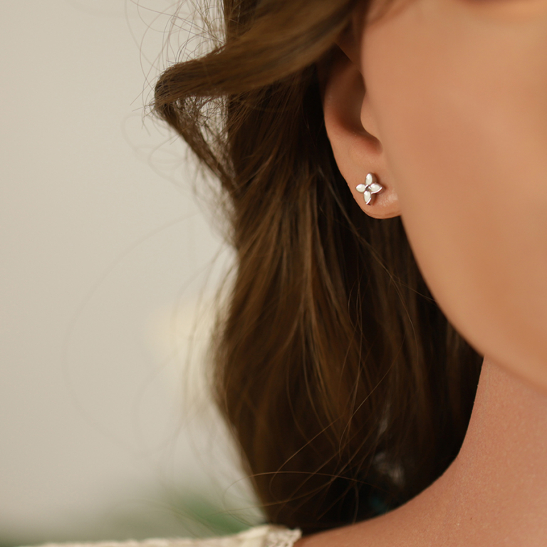 Boucles d\'oreille tige en acier motif fleur résine blanche - Vue 20