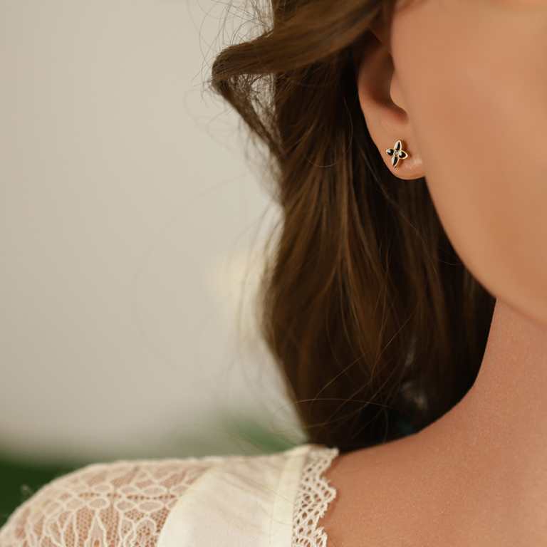 Boucles d\'oreille tige en acier doré fleur résine noire - Vue 20