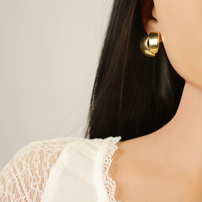 Boucles d\'oreille tige en acier doré ruban croisé - Vue 20