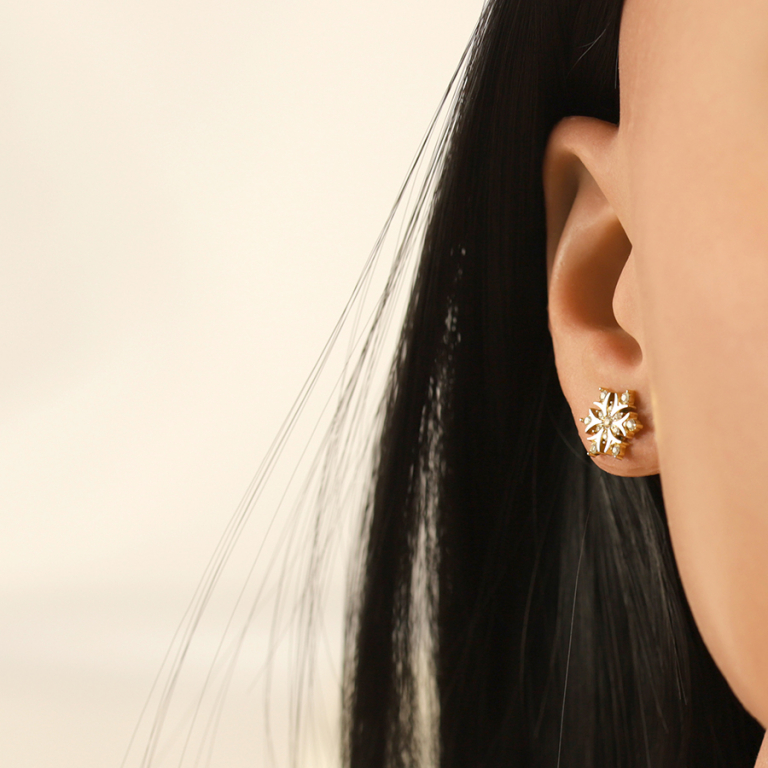 Boucles d\'oreille tige en acier dor� flocon de neige 11mm par� d\'oxyde blancs sertis - Vue 20