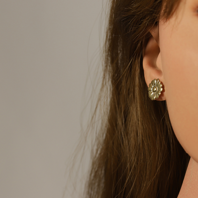Boucles d\'oreille tige en acier doré fleur de 16mm - Vue 20