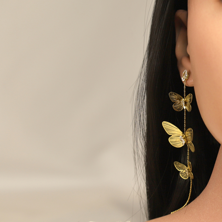 Boucles d\'oreille pendante tige en acier dor� trois papillons avec  oxydes blancs - 110mm - Vue 20