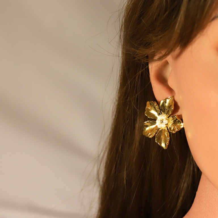 Boucles d\'oreille tige en acier fleur avec coeur de perles blanches imitation - diamtre 33mm - Vue 20