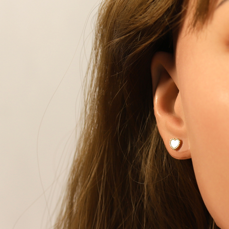 Boucles d\'oreille tige en acier doré coeur nacre blanche - Vue 20