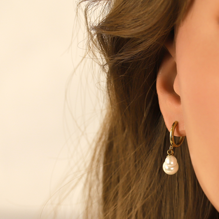 Boucles d\'oreille en acier dor� cr�oles articul�es deux perles blanches imitation - Vue 20