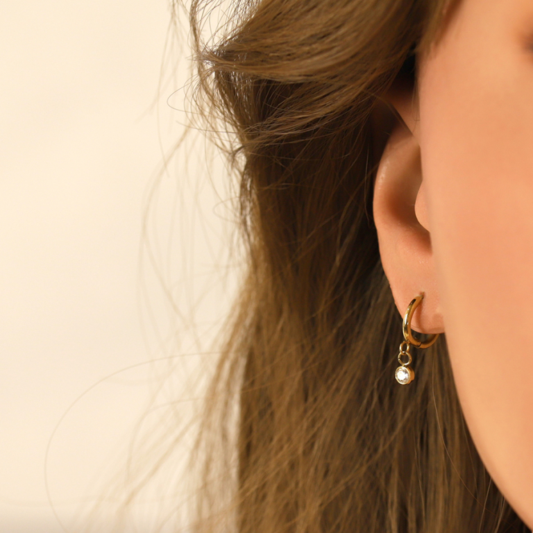 Boucles d\'oreille en acier dor� cr�oles articul�es avec un oxyde blanc serti clos - Vue 20