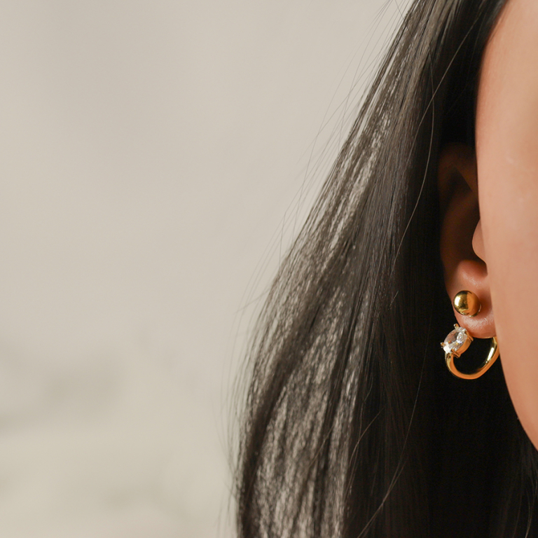 Boucles d\'oreille en acier dor� avecboule et oxyde blanc serti - Vue 20
