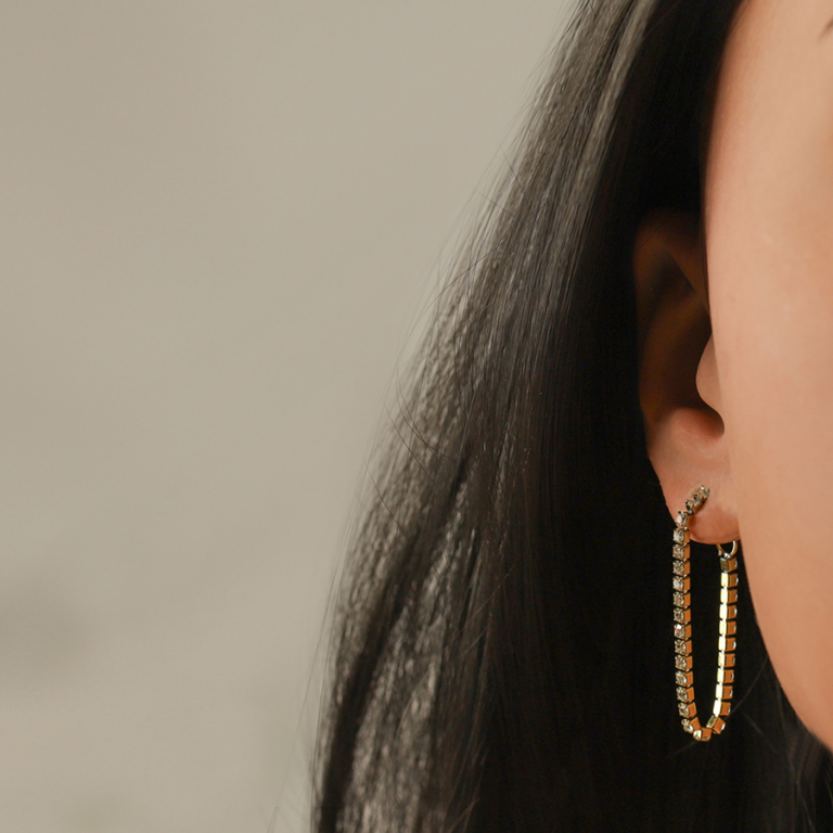 Boucles d\'oreille tige en acier dor�, cha�nette d\'oxydes blancs sertis - Vue 20