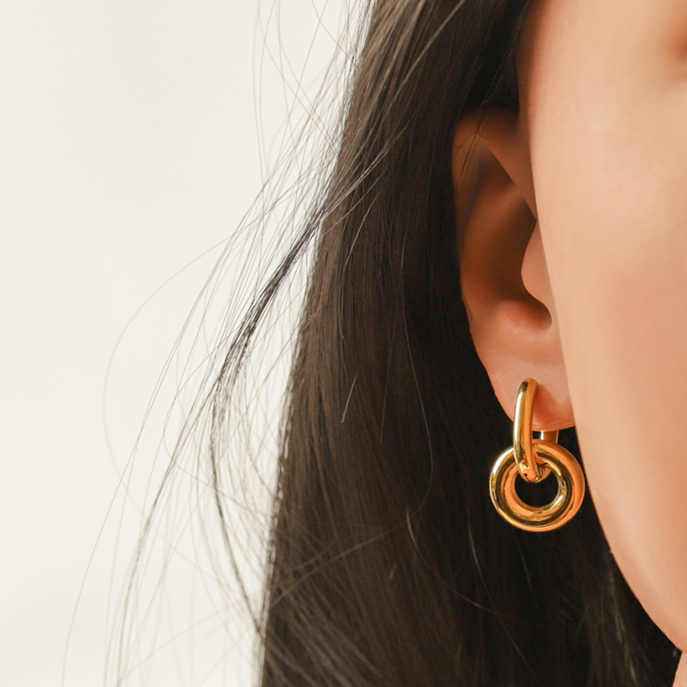 Cr�oles en acier dor� deux anneaux entrem�l�s - Vue 20