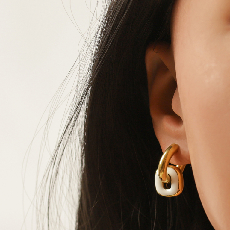 Cr�oles en acier dor� maillons  entrem�l�s  dont un en r�sine blanche - Vue 20