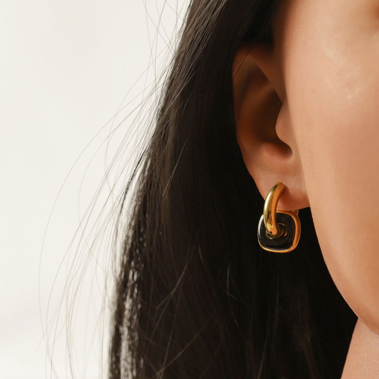 Cr�oles en acier dor� maillons entrem�l�s dont un en r�sine noire - Vue 20