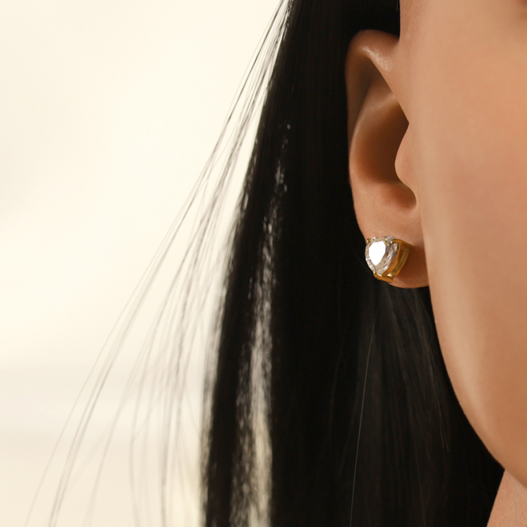 Boucles d\'oreille tige en acier dor� forme coeur pav� d\'oxyde blanc serti -  0.88cm x 0.86cm - Vue 20