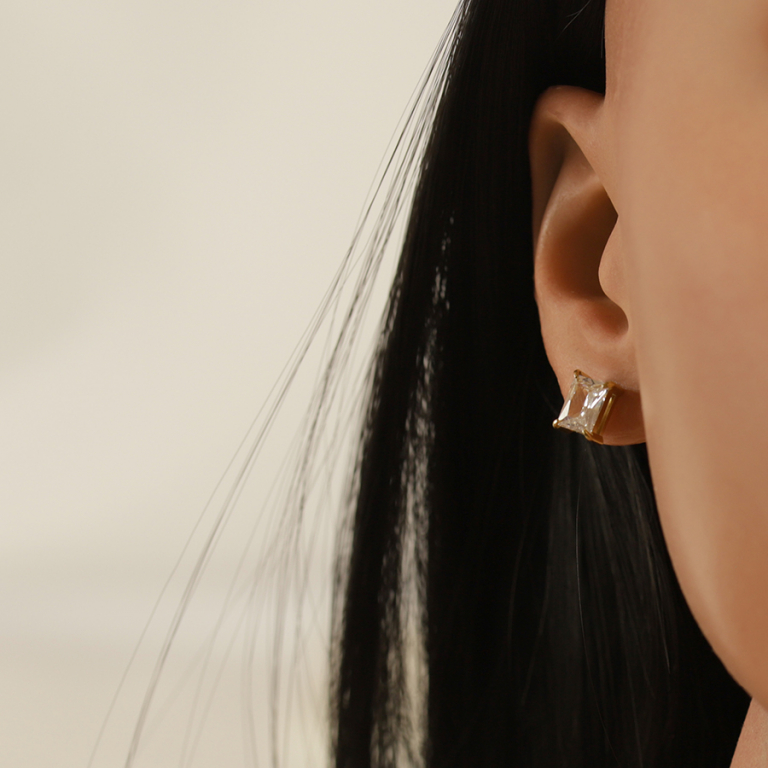 Boucles d\'oreille tige en acier dor� :oxyde blanc serti rectangulaire  - 0.58cm x 0.93cm - Vue 20