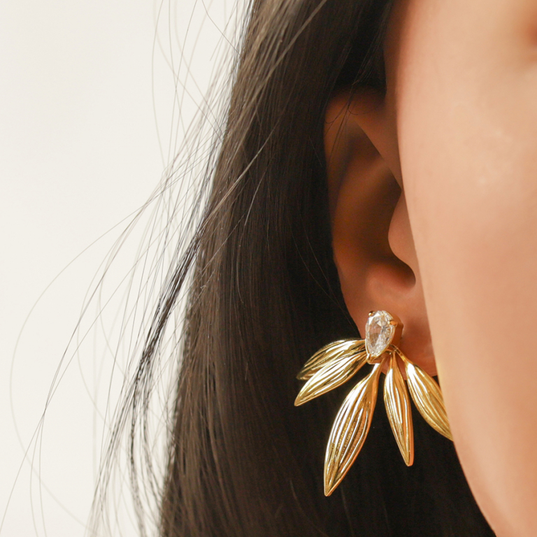 Boucles d\'oreille tige en acier dor forme demi fleur 34x45mm avec un oxyde blanc serti en forme de goutte - Vue 20