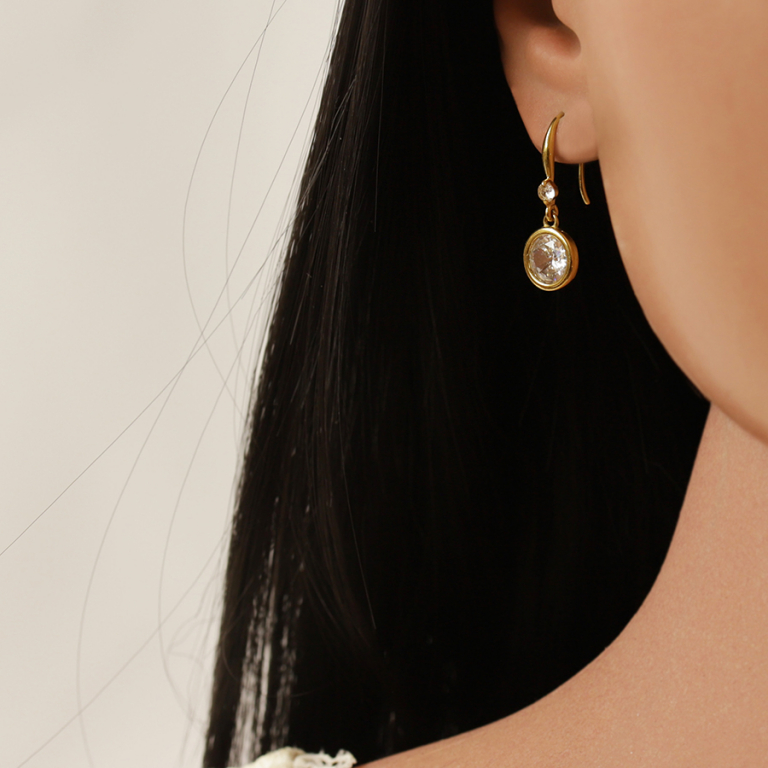 Boucles d\'oreille pendantes de forme  ronde  avec  oxyde blanc serti clos en acier dor� - dormeuse - Vue 20