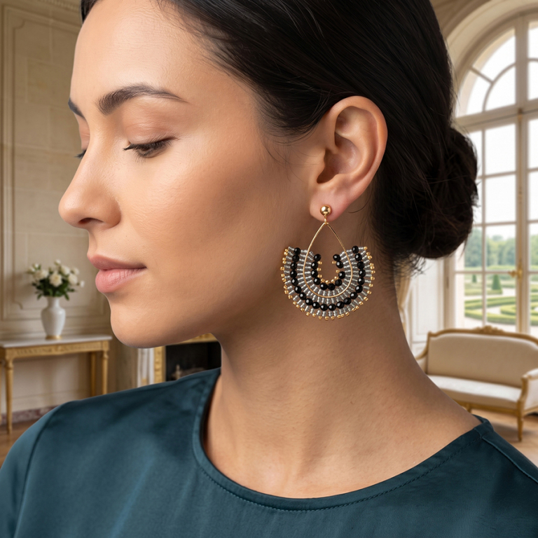 Boucles d\'oreille pendantes boh�me en acier dor� perles noires, argent�es et dor�es - dormeuse - Vue 20