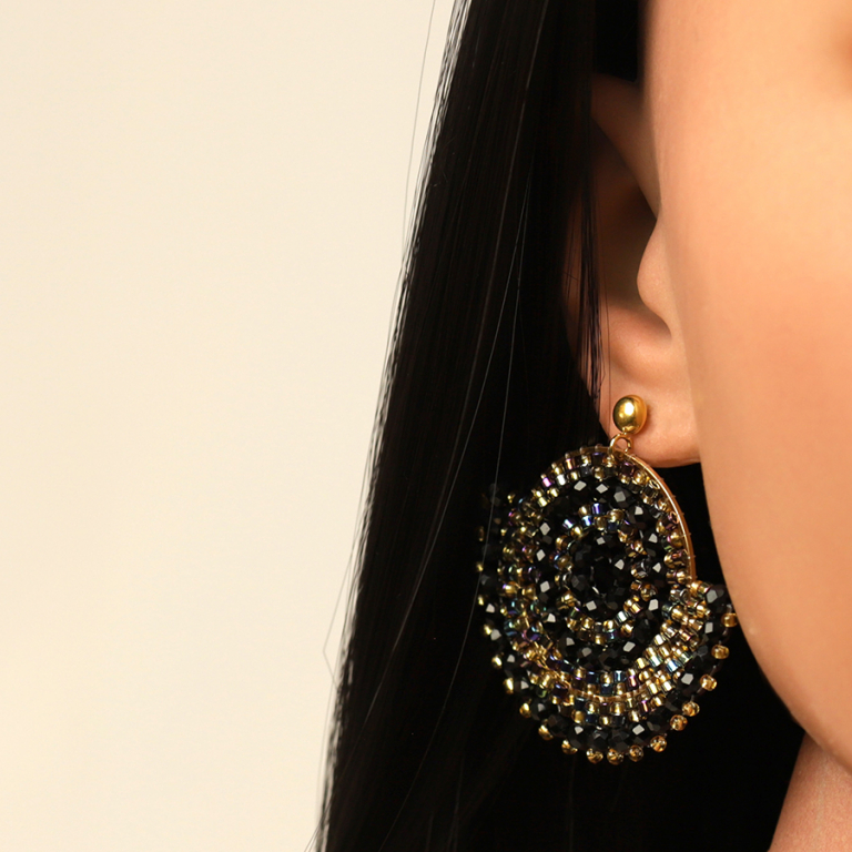 Boucles d\'oreille cr�oles boh�me en acier dor� perles noires et dor�es - Vue 20