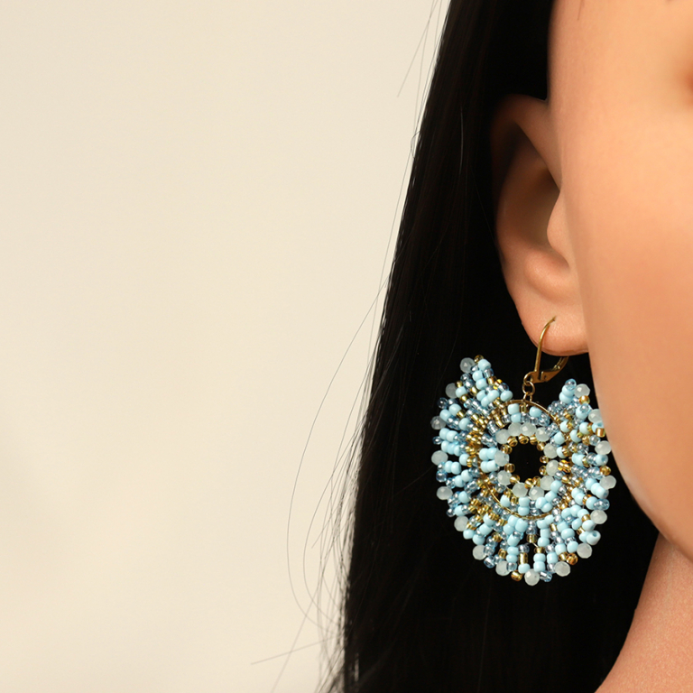 Boucles d\'oreille cr�oles boh�me en acier dor� perles bleu ciel et dor�es - Vue 20